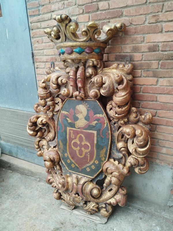 escudo heraldico madera186x131x18-40 1u